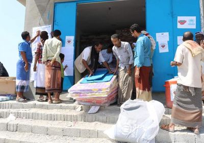 توزيع مساعدات إيوائية على النازحين بمدينة المكلا