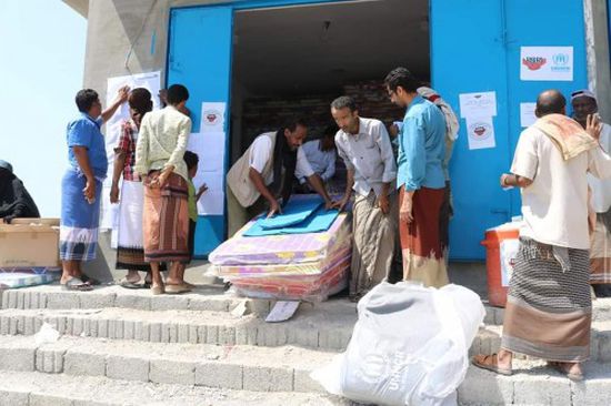 توزيع مساعدات إيوائية على النازحين بمدينة المكلا