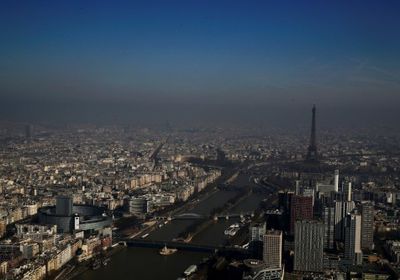 الظلام يخيم على برج إيفل احتفالاً بساعة الأرض