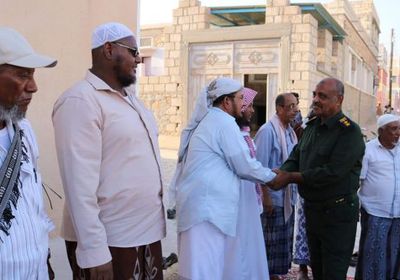 وفد أمني رفيع المستوى يزور أسرة الشهيد باوزير ويقدّم اعتذار رسمي (صور)