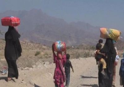 تضليل الانقلاب لا يتوقف.. الحوثي يدفع الآلاف للنزوح ويطالب بوقف الهجرة!