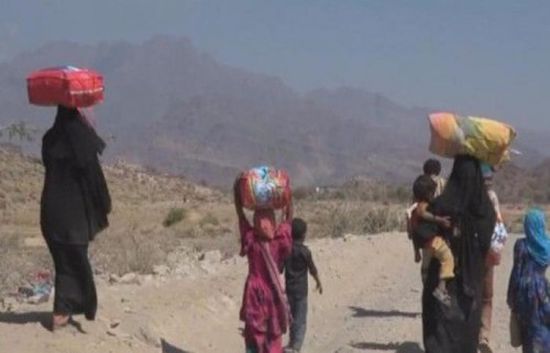 تضليل الانقلاب لا يتوقف.. الحوثي يدفع الآلاف للنزوح ويطالب بوقف الهجرة!