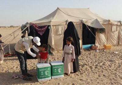 "سلمان للإغاثة" يوزع 140 سلة غذائية على النازحين من صنعاء إلى مأرب