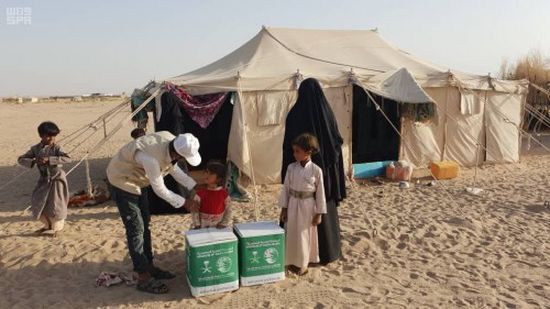 "سلمان للإغاثة" يوزع 140 سلة غذائية على النازحين من صنعاء إلى مأرب