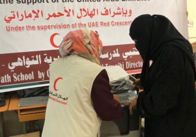 الهلال الإماراتي يقدم أدوات مكتبية لمدرسة الفتح بعدن (صور)