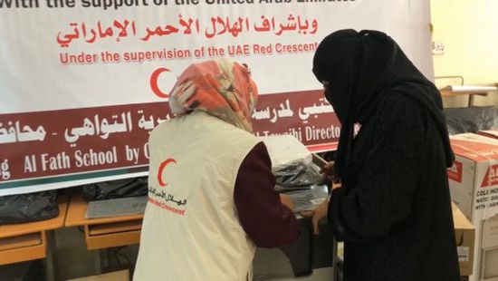 الهلال الإماراتي يقدم أدوات مكتبية لمدرسة الفتح بعدن (صور)