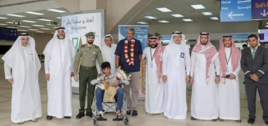 استقبال بالورود للمواطن السعودي المصاب في حادث نيوزيلندا بمطار جدة