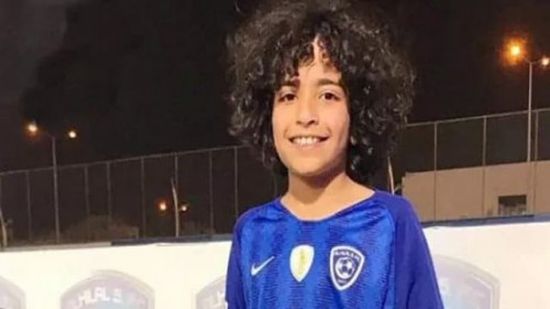 تعرف على الطفل " سيف القحطاني " حديث جماهير الهلال وخليفة " عموري "