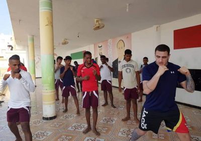 "خليفة الإنسانية" تؤهل رياضيي سقطرى بدورة تدريبية في لعبة "الكيك بوكسنج"