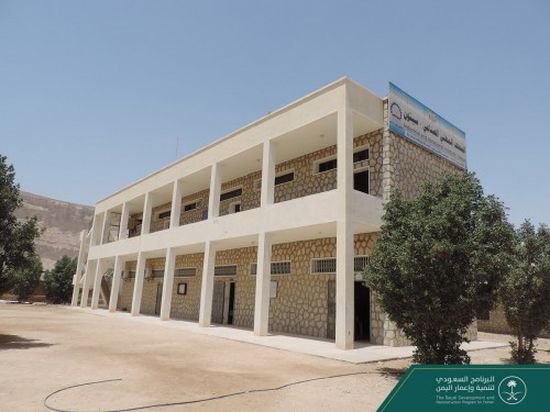 البرنامج السعودي يبحث مشاريع سد احتياجات المعهد المهني في سيئون 
