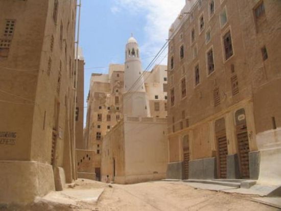 بدء الأعمال التنفيذية لترميم البوابة الرئيسية لمدينة شبام التاريخية