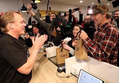 كندا تشهد إقبالاً كثيفاً على أول متجر رسمي لبيع "الحشيش"