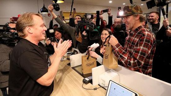 كندا تشهد إقبالاً كثيفاً على أول متجر رسمي لبيع "الحشيش"