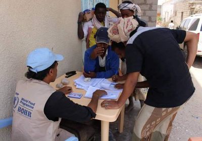 البدء في توزيع مساعدات مشروع الأمن الغذائي بالمهرة (صور)