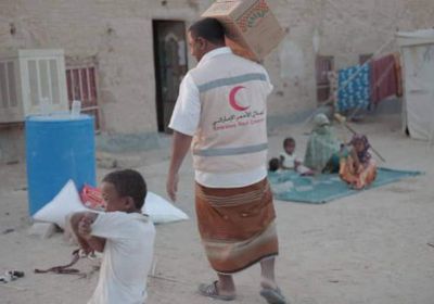 الهلال الإماراتي يوزع 170 سلة غذائية على أهالي مديرية السوم بصحراء حضرموت