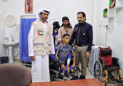 الإمارات تحقق أمنية طفل يمني وتسلمه كرسي متحرك (صور)
