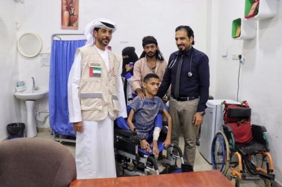 الإمارات تحقق أمنية طفل يمني وتسلمه كرسي متحرك (صور)