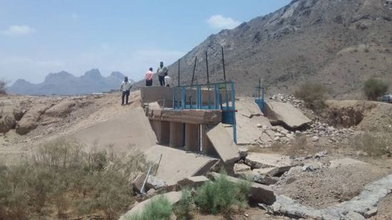 بعد تعرضه للسيول.. وفد هندسي يعاين سد سبأ في ردفان (صور)