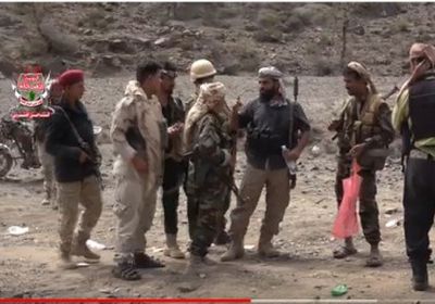 قائد اللواء الرابع عمالقة يزور الخطوط الأمامية لجبهة مريس بشمال الضالع (فيديو)