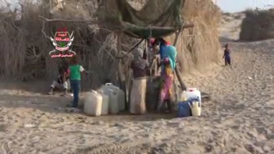 فيديو يوثّق نزوح عشرات الأسر من بعض مناطق الحديدة إلى الخوخة بسبب الحوثيين