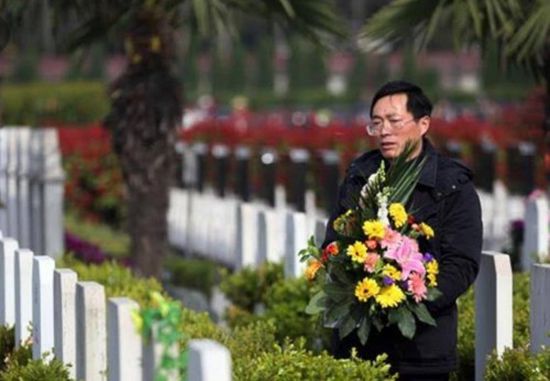 الصينيون يحيون أحد أهم أعيادهم الروحية بـ" كنس القبور "  