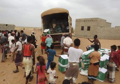 بتمويل سعودي.. توزيع ألف سلة غذائية على أهالي مديرية عبس بحجة (صور)