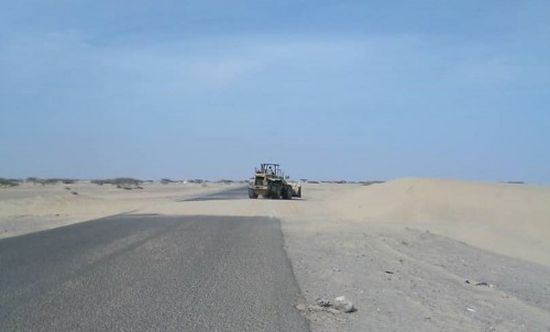 حملة واسعة لإزالة الكثبان الرملية من طريق عدن - عمران