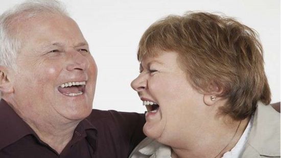 دراسة حديثة: الضحك لمدة 30 دقيقة يوميا يساعد في إطالة العمر