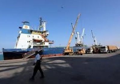 مصادر: مليشيا الحوثي تعرقل تفريغ شحنة وقود في ميناء الحديدة