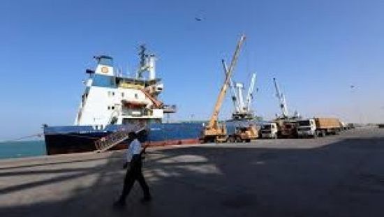 مصادر: مليشيا الحوثي تعرقل تفريغ شحنة وقود في ميناء الحديدة