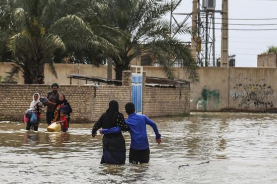 النظام الإيراني يُسكن الأحوازيين المتضررين من الفيضانات بعربات القطار