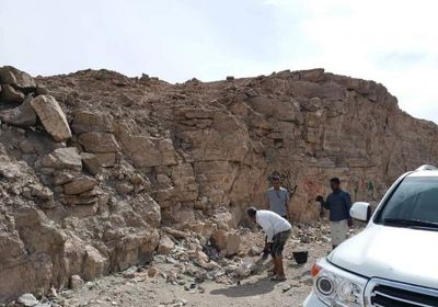 مساحة الجيولوجية بحضرموت تحدد و تدرس معدن الجبس بمديرية السوم