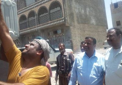 زيارة من مدير عام ردفان للوقوف على آخر تطورات صيانة أعمدة الإنارة في الحبيلين