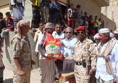 توزيع سلال غذائية من الهلال الأحمر الإماراتي على أهالي مناطق دوعن (صور)