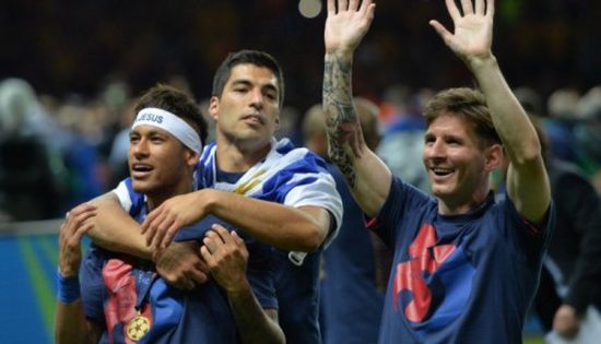 نيمار يحتفل بفوز برشلونة على أتلتيكو مدريد