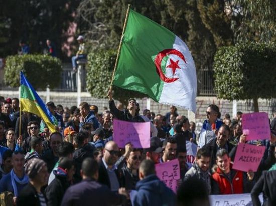 تعبيراً عن رفض الحكومة.. جزائريون يمنعون وزير النقل من إتمام جولة تفقدية