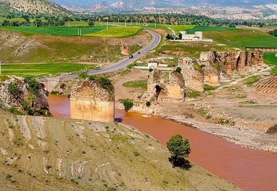 هكذا دمرت الفيضانات 80 موقعًا أثريًا بإيران