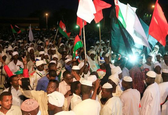 متظاهرو السودان يواصلون اعتصامهم أمام المقر الرئيسي للجيش