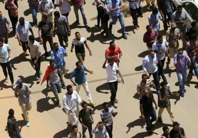 الأمن السوداني يطلق قنابل الغاز تجاه المتظاهرين أمام مقر وزارة الدفاع