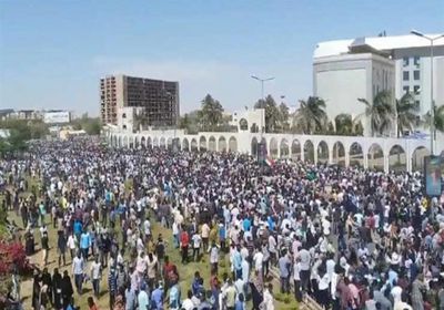 عاجل..الجيش السوداني يمنع قوات الأمن من فض اعتصام وزارة الدفاع