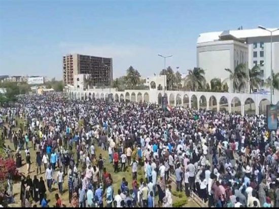 عاجل..الجيش السوداني يمنع قوات الأمن من فض اعتصام وزارة الدفاع