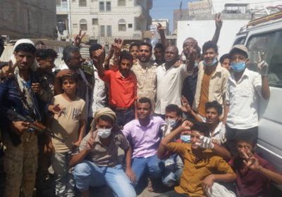 مبادرة طلابية طوعية لتنظيف محيط مستشفى ردفان العام