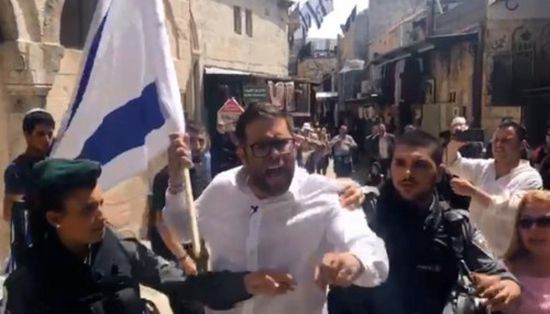 فلسطينيون يطردون نائب يميني صرخ بعبارات استفزازية