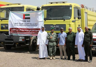 الإمارت تسلم سيارات إطفاء وإسعاف لجهاز الدفاع المدني بعدن