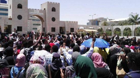 القوات السودانية تطلق الرصاص الحي لفض اعتصام الخرطوم