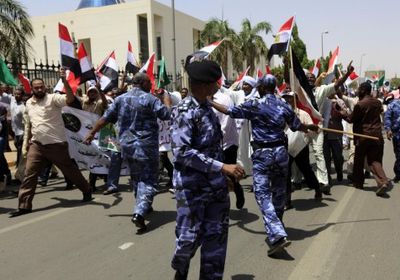 بالرصاص والغاز.. الأمن السوداني يحاول مجددًا فض اعتصام " الدفاع "