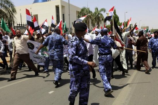 بالرصاص والغاز.. الأمن السوداني يحاول مجددًا فض اعتصام " الدفاع "