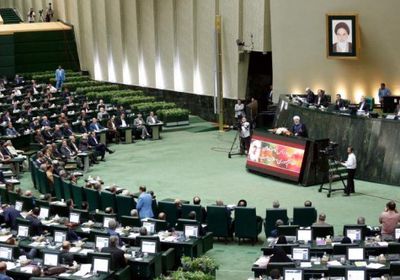 بارتداء زي الحرس الثوري.. البرلمان الإيراني يتحدى أمريكا
