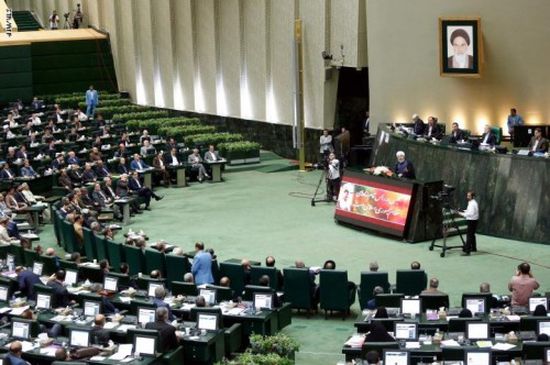 بارتداء زي الحرس الثوري.. البرلمان الإيراني يتحدى أمريكا