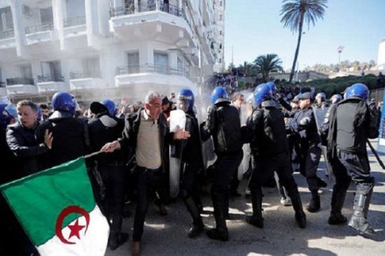 الأمن الجزائري يفرق تظاهرات رافضة لتولي " بن صالح " الفترة الانتقالية